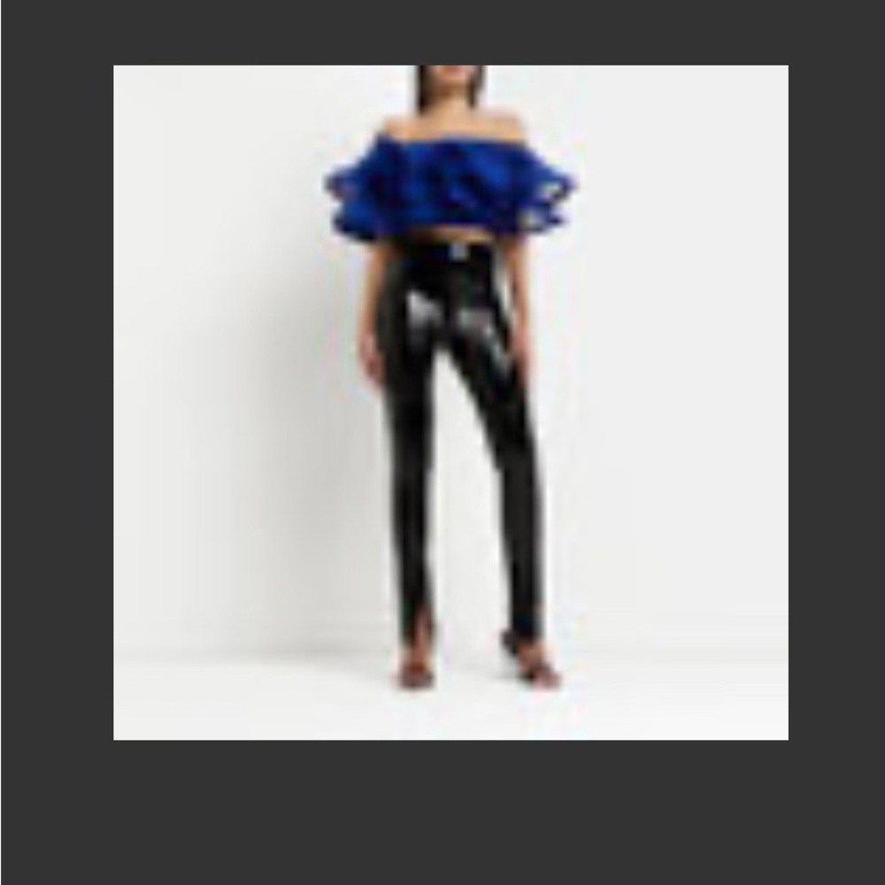 SizeDescription: 8 (US)
DisplayName: Blue spot frill bardot top